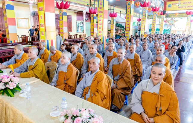 Chư hành giả Ni tại trường hạ chùa Tường Vân và Phật tử tham dự lễ tạ pháp