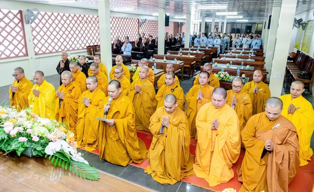 Đại diện chư Tăng an cư tại trường hạ chùa Đại Bi dâng lời cảm niệm