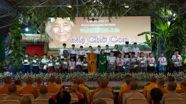 Ban Tổ chức chương trình cũng đã trao quà đến các em học sinh nghèo, chăm ngoan, hiếu học