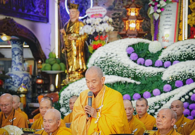 Trưởng lão Hòa thượng Thích Thanh Hùng ban đạo từ Trưởng lão Hòa thượng Thích Thanh Hùng ban đạo từ