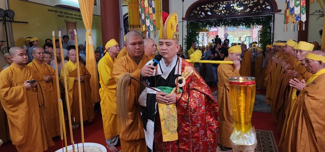 Thượng tọa Thích Phước Cường tuyên pháp ngữ, phất trần