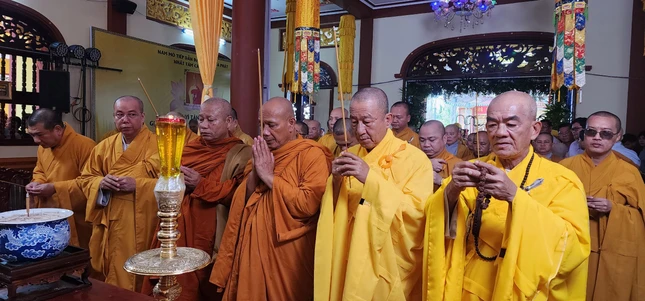 Chư tôn giáo phẩm thắp hương tưởng niệm Giác linh Hòa thượng Thích Huệ Thành