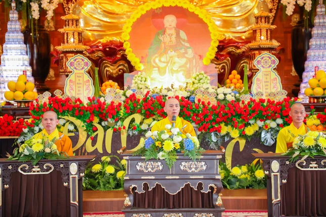 Đại đức Thích Tâm Thành chủ trì khóa lễ quy y Đại đức Thích Tâm Thành chủ trì khóa lễ quy y