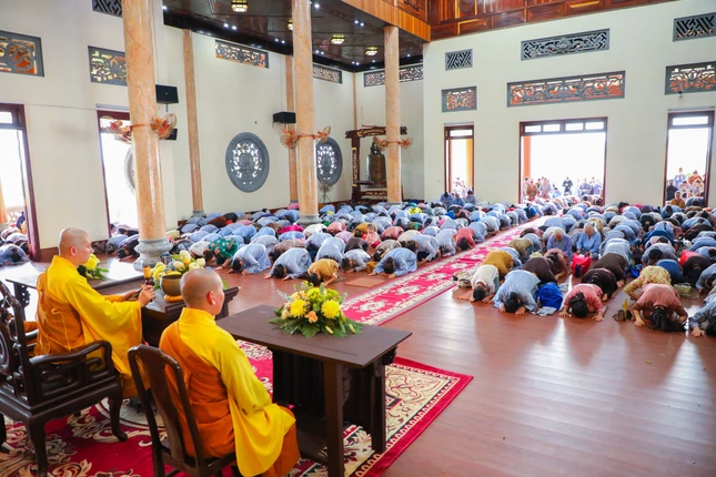 Chư Tăng hướng dẫn những oai nghi cơ bản của người Phật tử Chư Tăng hướng dẫn những oai nghi cơ bản của người Phật tử