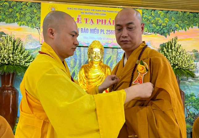 Thực hiện nghi thức cài hoa hồng