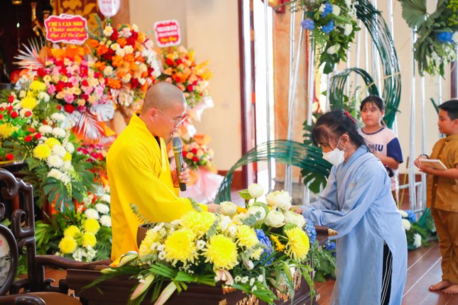 Trao chứng điệp của quy y đến các Phật tử vừa thọ tam quy, ngũ giới