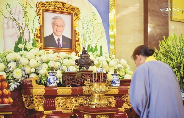 Phật tử thắp hương tưởng niệm Tổng Bí thư Nguyễn Phú Trọng trước hương án do Ban Trị sự GHPGVN TP.HCM thiết trí tại Việt Nam Quốc Tự - Ảnh: Quảng Đạo Phật tử thắp hương tưởng niệm Tổng Bí thư Nguyễn Phú Trọng trước hương án do Ban Trị sự GHPGVN TP.HCM thiết trí tại Việt Nam Quốc Tự - Ảnh: Quảng Đạo