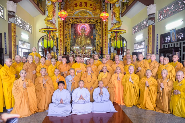 Chư hành giả an cư tại hạ trường chùa Pháp Thành lưu niệm sau 3 tháng an cư kiết hạ