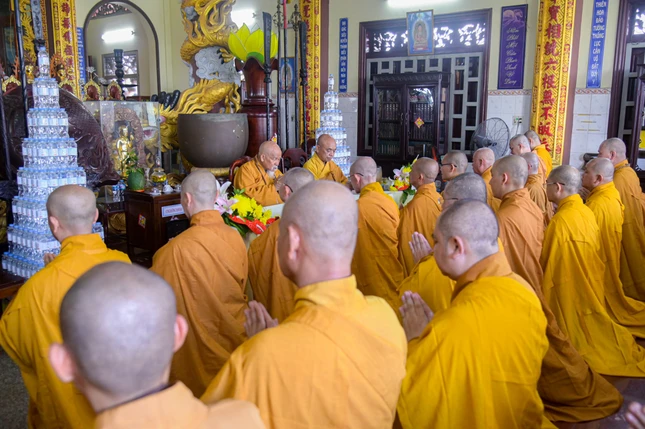 Chư hành giả khánh tuế chư tôn đức chứng minh nhân ngày mãn hạ