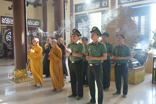 Đoàn dâng hương tại chánh điện chùa Pháp Lâm