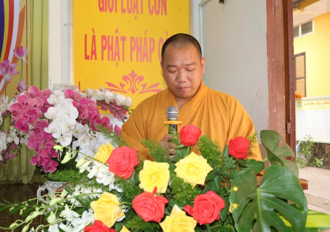 Đại đức Thích Minh Trí báo cáo tổng kết khóa An cư kiết hạ Phật lịch 2568