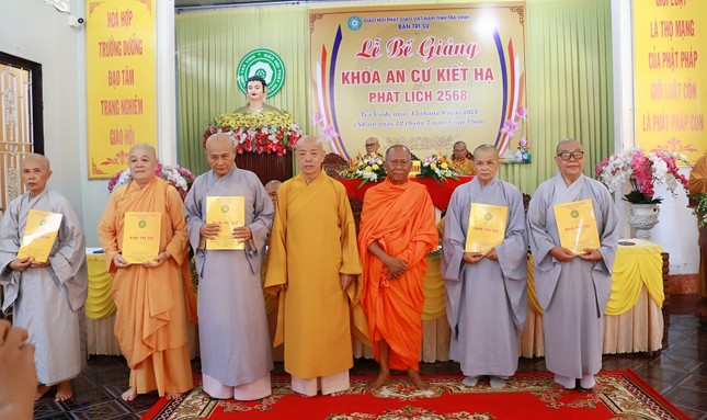 Trao quyết định thành lập Ban Cố vấn Phân ban Ni giới GHPGVN tỉnh Trà Vinh Trao quyết định thành lập Ban Cố vấn Phân ban Ni giới GHPGVN tỉnh Trà Vinh