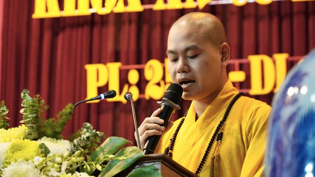 Đại đức Thích Thanh Thức báo cáo tóm tắt công tác tổ chức và tình hình tu học của Tăng Ni sinh Đại đức Thích Thanh Thức báo cáo tóm tắt công tác tổ chức và tình hình tu học của Tăng Ni sinh