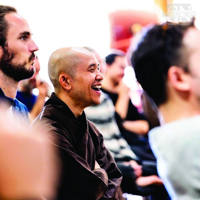 Thầy Pháp Hữu, trụ trì chùa Pháp Vân, xóm Thượng, Làng Mai (Pháp) Thầy Pháp Hữu, trụ trì chùa Pháp Vân, xóm Thượng, Làng Mai (Pháp)