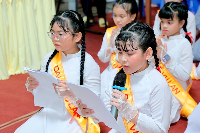 Đại diện các em Gia đình Phật tử dâng lời cảm niệm Vu lan