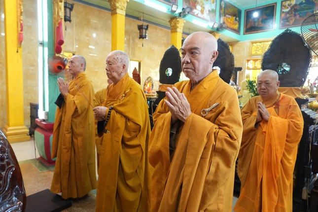 Chư tôn đức nguyện hương