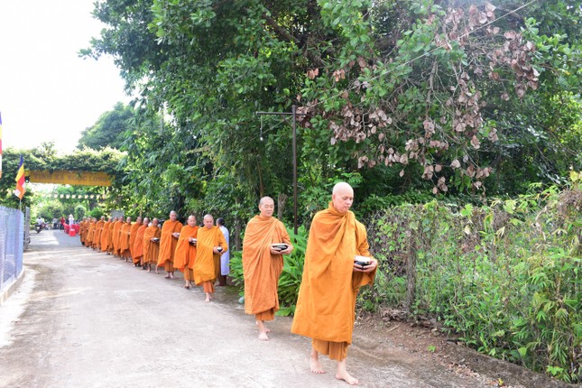 Thượng tọa Giác Nhuận hướng dẫn Tăng chúng khất thực hóa duyên