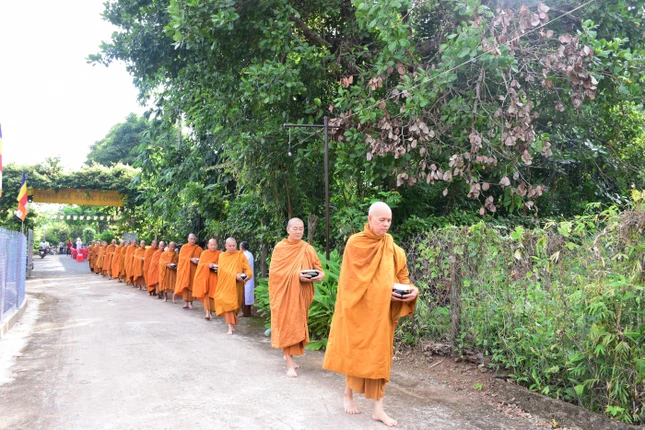Thượng tọa Giác Nhuận hướng dẫn Tăng chúng khất thực hóa duyên Thượng tọa Giác Nhuận hướng dẫn Tăng chúng khất thực hóa duyên