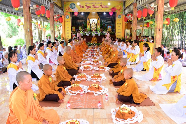 Đông đảo Phật tử về tịnh xá Ngọc Long dự lễ