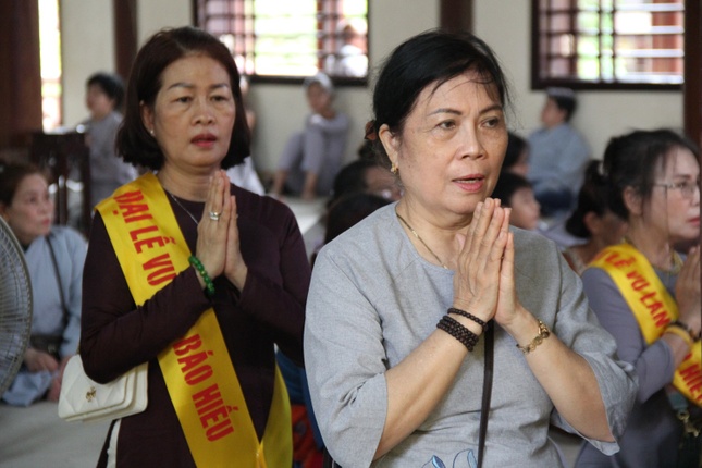 Phật tử nhất tâm cầu nguyện hồi hướng công đức đến cha mẹ