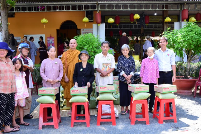 Trao quà đến các hoàn cảnh khó khăn tại địa phương Trao quà đến các hoàn cảnh khó khăn tại địa phương