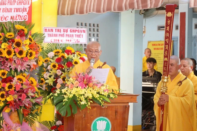 Thượng tọa Thích Thông Triêm thay mặt Ban Tổ chức cảm tạ