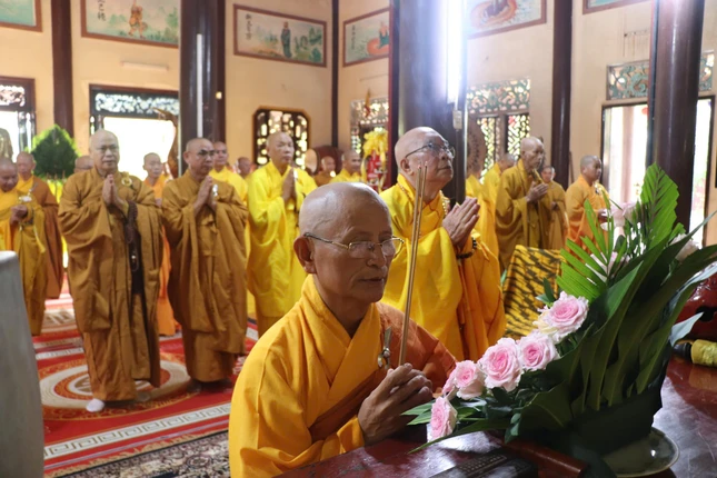 Chư tôn đức niêm hương bạch Phật