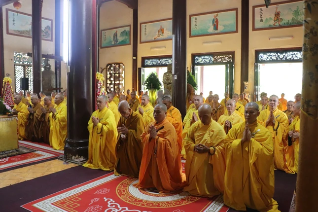 Chư hành giả đảnh lễ khánh tuế chư tôn giáo phẩm chứng minh