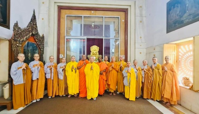 Tăng Ni nghiên cứu sinh Việt Nam tại Ấn Độ dự lễ Vu lan tại chùa Mahabodhi Tăng Ni nghiên cứu sinh Việt Nam tại Ấn Độ dự lễ Vu lan tại chùa Mahabodhi