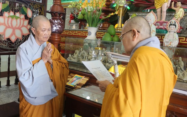 Tại trường hạ chùa Pháp Quang, Ni trưởng Thích nữ Hiền Thủ và Ni trưởng Thích nữ Tắc Sen tác pháp Tự tứ - Ảnh: Hoàng Phương