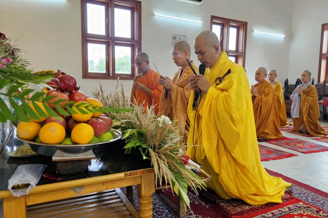 Niêm hương bạch Phật