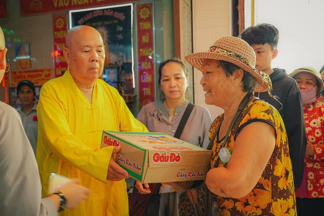 Trao quà đến các hoàn cảnh khó khăn