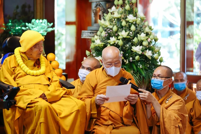 Môn hạ đệ tử cùng nhau lắng nghe lại những lời chỉ dạy của Trưởng lão Hòa thượng Tôn sư