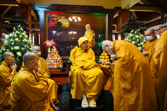 Trưởng lão Hòa thượng Thích Nhật Quang cung kính đảnh lễ Thầy