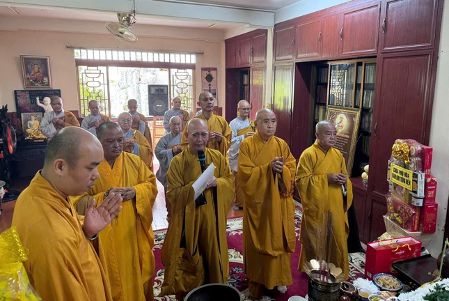 Chư tôn đức thắp hương tưởng niệm Chư tôn đức thắp hương tưởng niệm