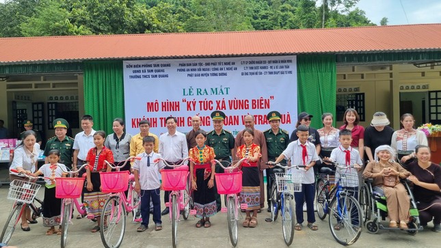 Trao xe đạp đến các em học sinh nghèo vượt khó học tập