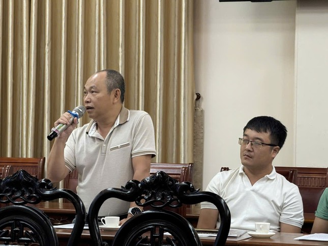 Ông Bùi Ngọc Long, phóng viên Báo Thanh Niên thường trú tại Huế đặt câu hỏi tại buổi họp báo