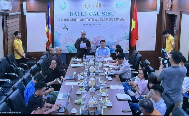 Thượng tọa Thích Đức Thiện phát biểu tại buổi họp báo