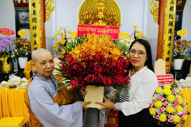 Ni sư tân trụ trì đón nhận những lẵng hoa, khánh vàng chúc mừng