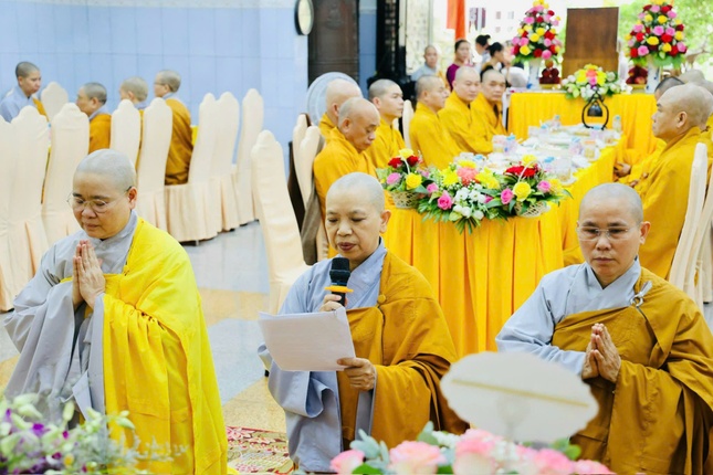 Ni sư Thích nữ Tâm Hoa, tân trụ trì chùa Giác Tâm dâng lời phát nguyện