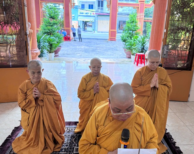 Sư cô Thích nữ Tùng Liên dâng lời tác bạch Sư cô Thích nữ Tùng Liên dâng lời tác bạch