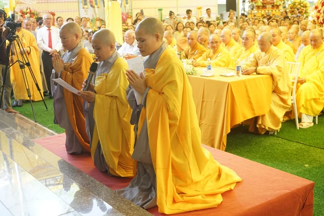 Sư cô Thích nữ Minh Triết, tân trụ trì chùa Phước Lộc dâng lời phát nguyện