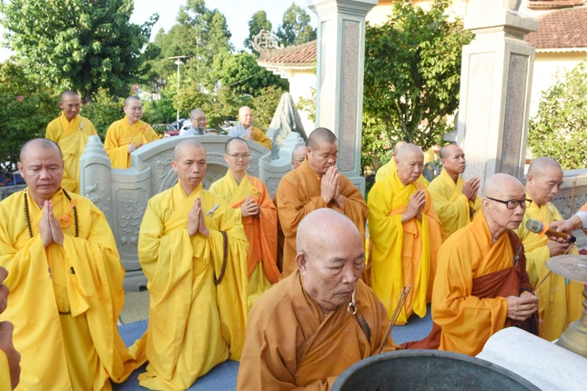 Chư tôn giáo phẩm dâng hương tưởng niệm tại bảo tháp Trưởng lão Hòa thượng Thích Từ Ý Chư tôn giáo phẩm dâng hương tưởng niệm tại bảo tháp Trưởng lão Hòa thượng Thích Từ Ý