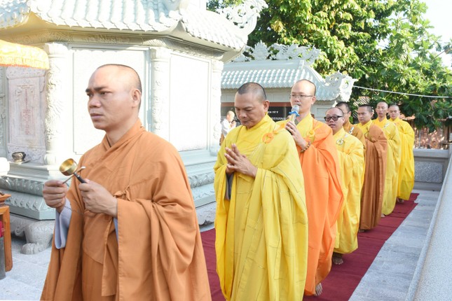 Hữu nhiễu bảo tháp