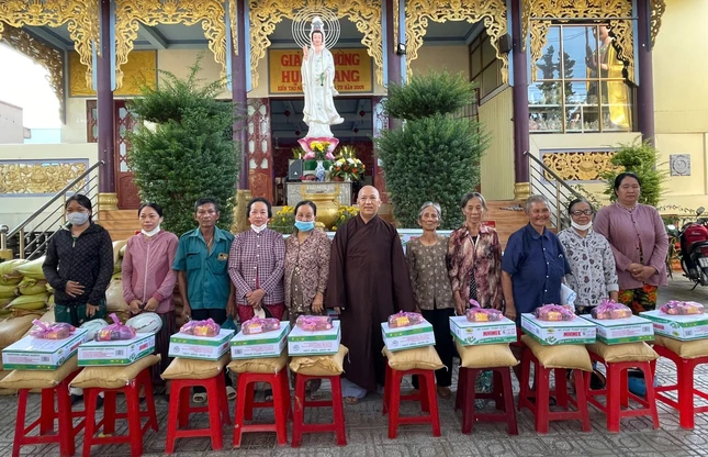 Thượng tọa Thích Giác Nguyên trao quà đến người dân khó khăn