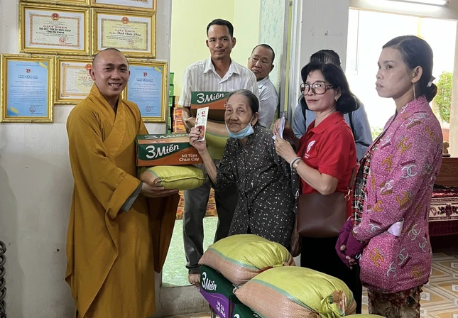 Chùa Dư Khánh trao quà đến những gia đình nghèo tại địa phương