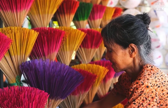 Mệ Tuyết bán hương gom góp tiền cho bệnh nhân ung thư Mệ Tuyết bán hương gom góp tiền cho bệnh nhân ung thư