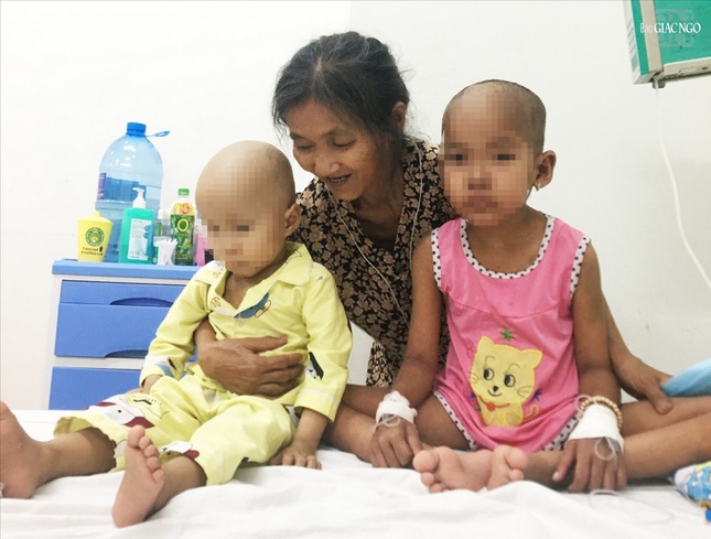 Hàng tháng, mệ Tuyết đều tới thăm các bệnh nhân ung thư ở bệnh viện - Ảnh: Phùng Hà