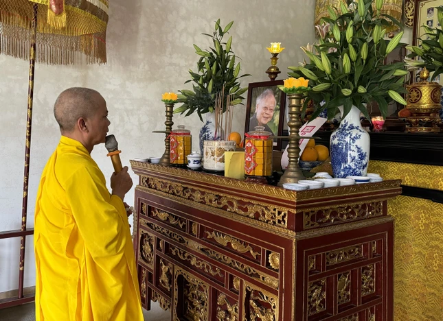 Chư Tăng cử hành lễ tiến linh truyền thống