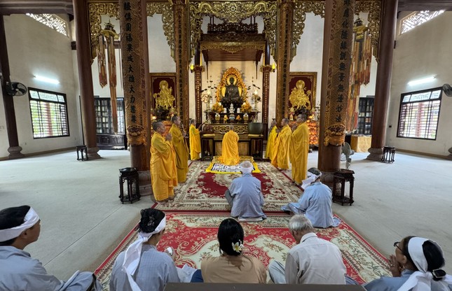 Khóa lễ cầu nguyện được cử hành tại chánh điện tổ đình Từ Đàm lịch sử